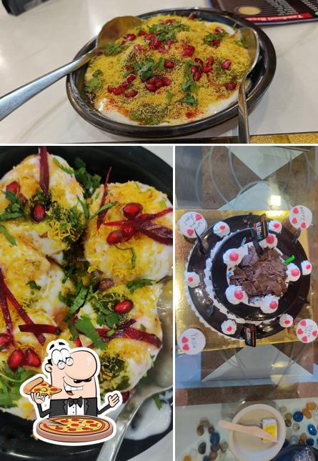 Get pizza at MITHAAS WALA