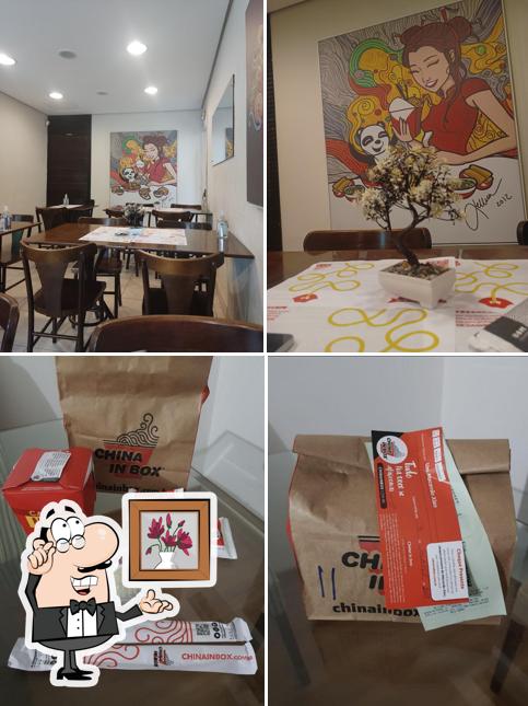 Sente em uma das mesas no China In Box - Restaurante de Comida Chinesa