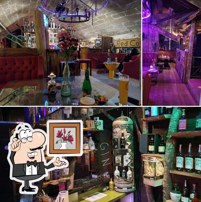 Gli interni di Red Cave moonshine Bar