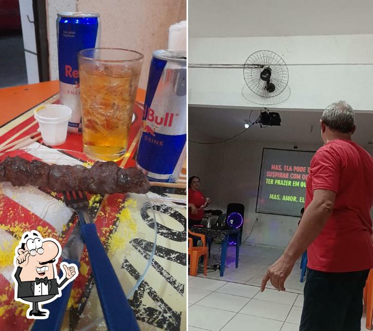 Sente em uma das mesas no Bambs Bar e Restaurante