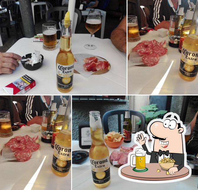 Puoi ordinare un rinfrescante bicchiere di birra chiara o scura