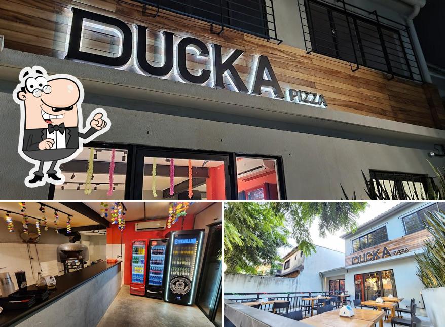 Sente em uma das mesas no Ducka Pizza