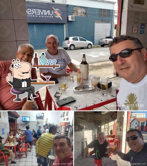 Entre diversos coisas, interior e bebida podem ser encontrados no Bar Do Corvo