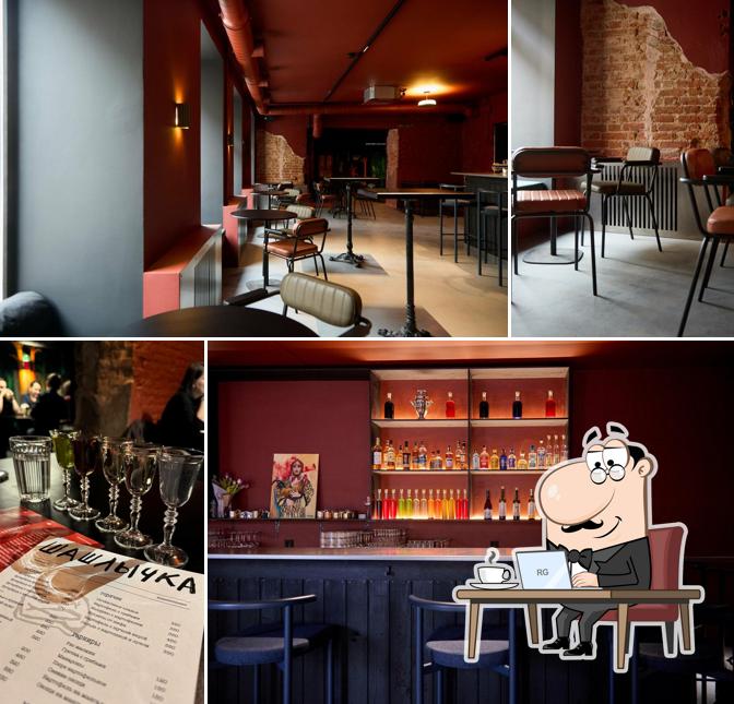 Installez-vous à l'une des tables de Shashlichka