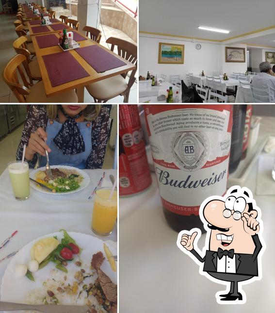 A interior e bebida do restaurante