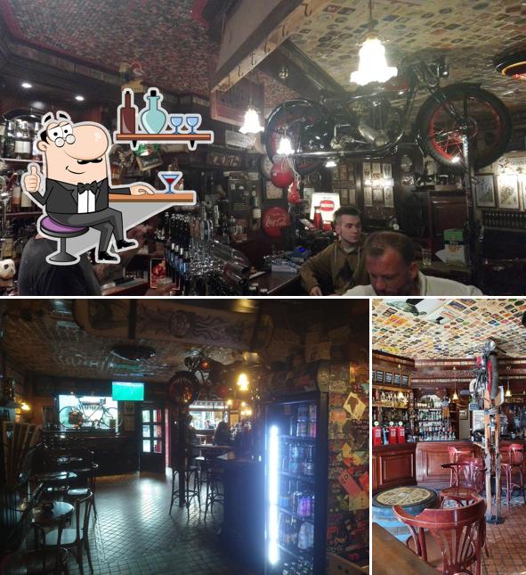 Siediti a un tavolo di Roadhouse Pub