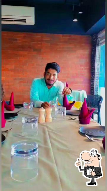 Look at this photo of 4 Queen's Bakery & Cafe