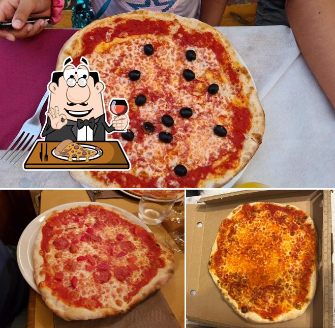 Prenditi una pizza a Ristorante Pizzeria "Pizza in piazza"