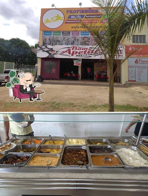 Sente em uma das mesas no Bom Apetite Restaurante
