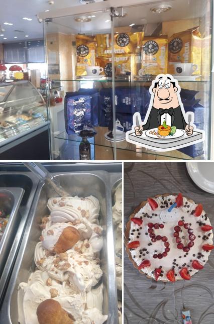 Tra le diverse cose da Bar Fiumara Vittoria Gusto a Colori si possono trovare la cibo e interni