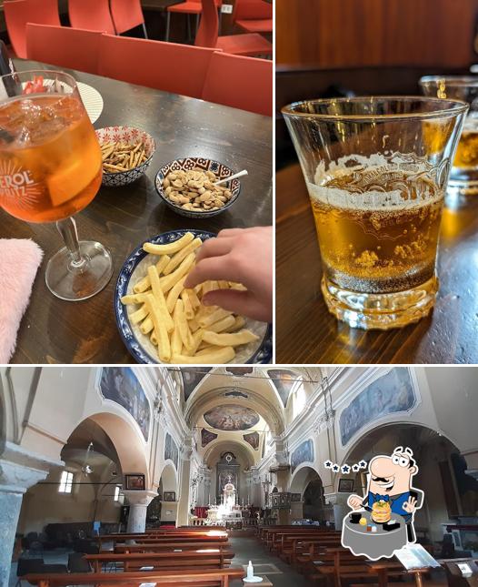 Questa è la immagine che presenta la cibo e interni di Red Bar