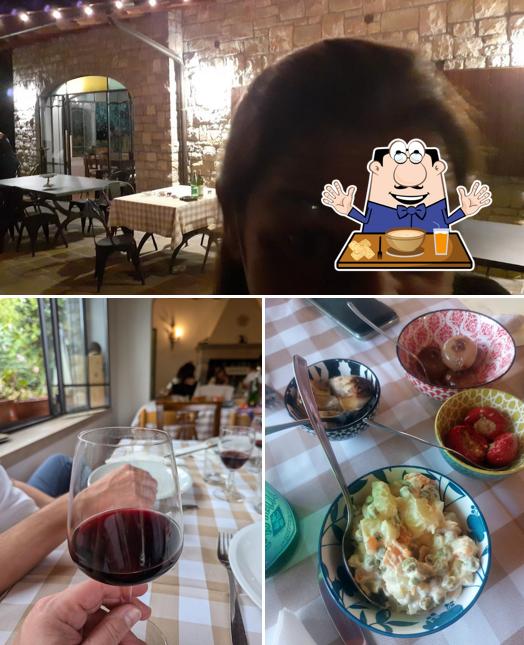 Dai un’occhiata alla foto che mostra la cibo e interni di Agriturismo La Marogna