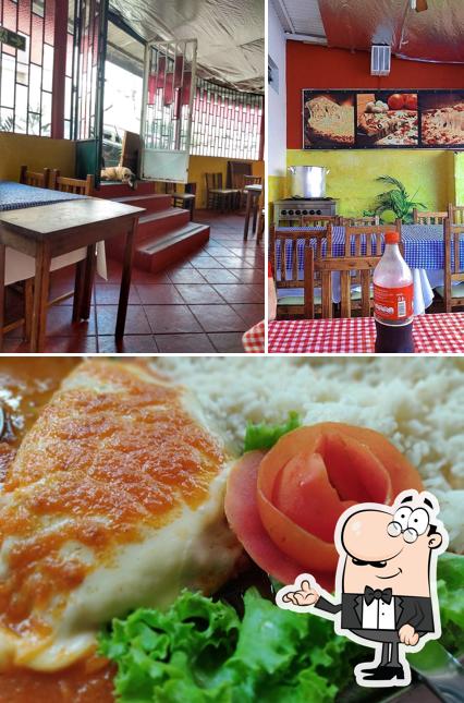 A imagem da interior e comida no Rotisseria Don Antonio