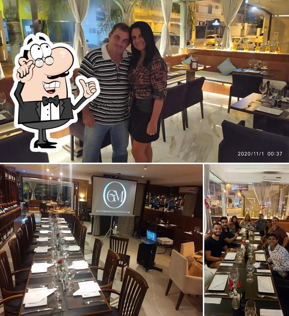 Sente em uma das mesas no Di Vino Restaurante