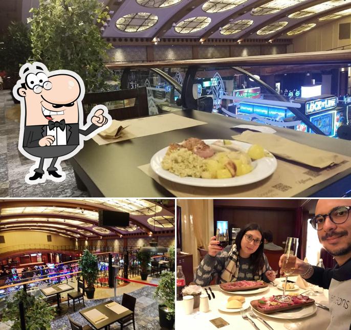 Questa è la foto che mostra la interni e tavolo da pranzo di Tiffany Restaurant