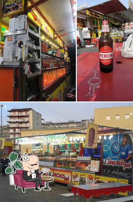 Dai un'occhiata agli interni di Jacko pub