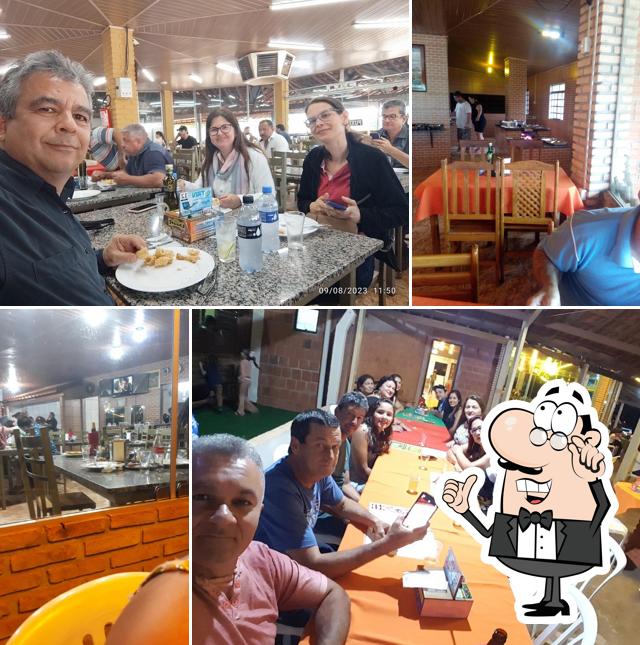 Sente em uma das mesas no Cantinho do Peixe - Restaurante e Petiscaria