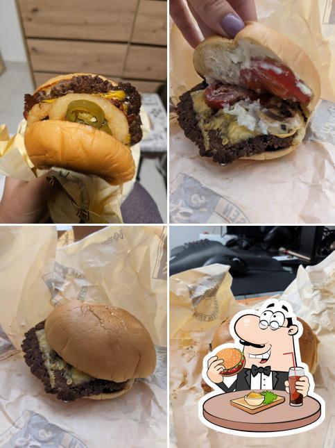 Prenditi un hamburger a DANNY'S FAMOUS DELICATESSEN