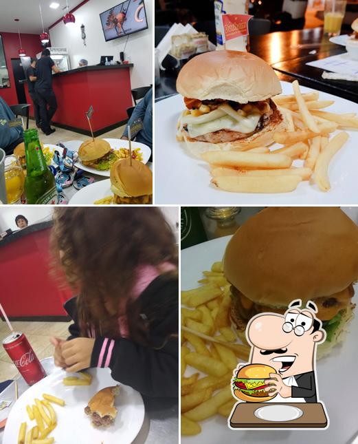 Peça um dos hambúrgueres disponíveis no Durham Hamburgueria