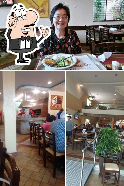 Sente em uma das mesas no Juarez Grill - Restaurante e Churrascaria