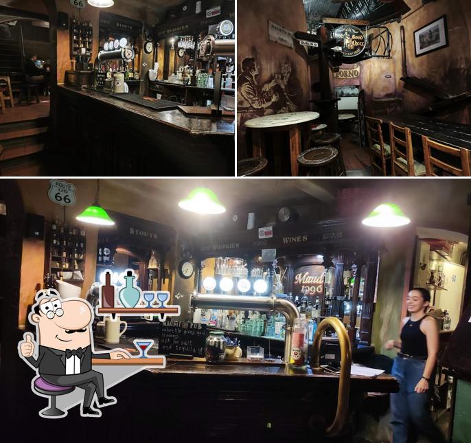 Dai un'occhiata agli interni di Maudit Pub