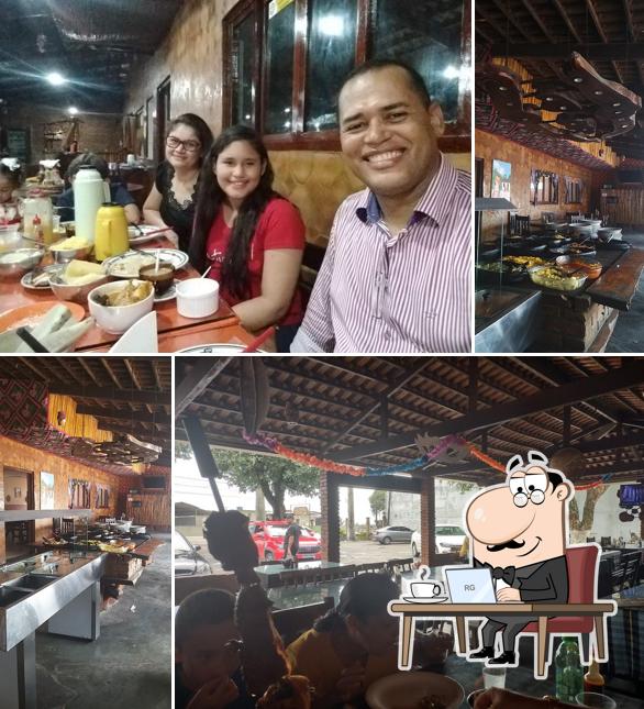 Sente em uma das mesas no Restaurante e Pizzaria Fava de Boi