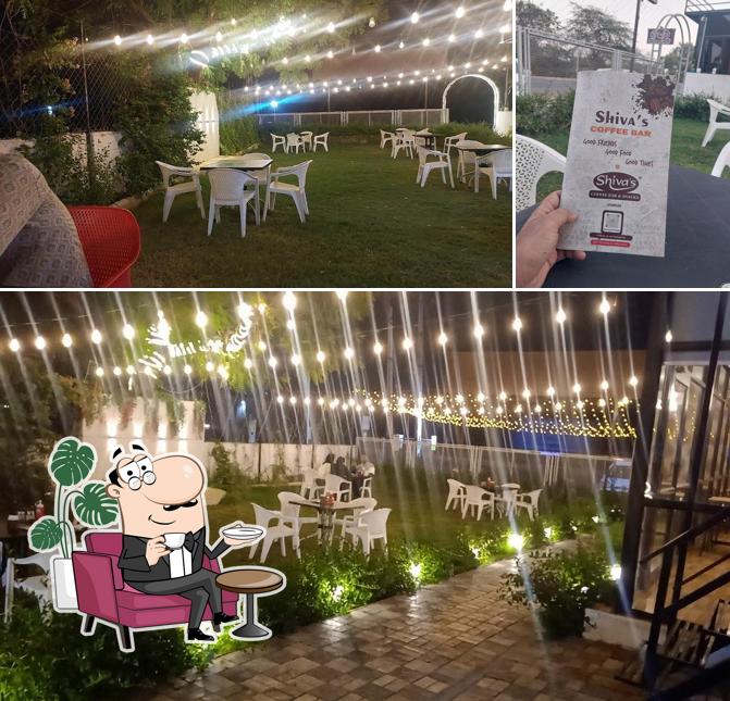 The interior of Shiva’s coffee bar (Uvarsad)