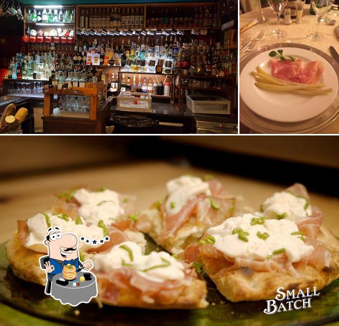 Guarda la foto che mostra la cibo e bancone da bar di Small Batch Guarda la foto che mostra la cibo e bancone da bar di Small Batch