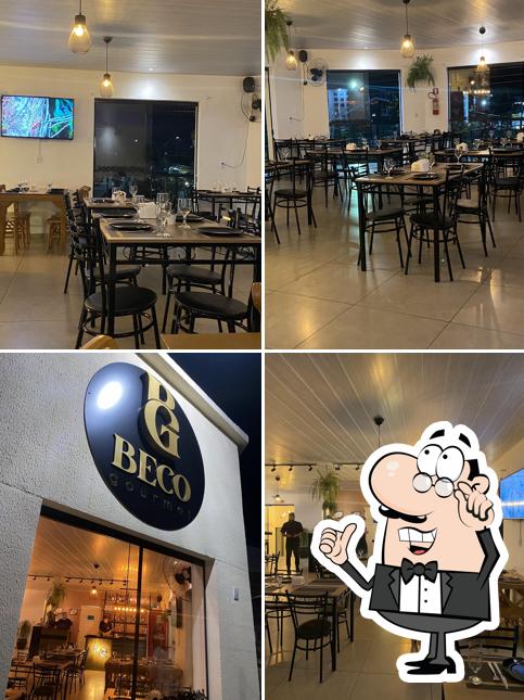 Sente em uma das mesas no Beco Gourmet