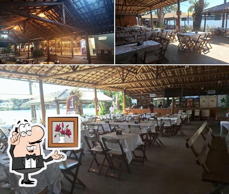 Sente em uma das mesas no Quintal da Lagoa