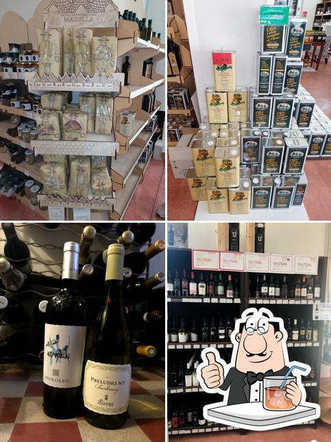 Questa è la immagine che mostra la bevanda e cibo di Enoteca vini di puglia