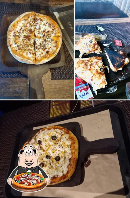 Get pizza at Seychelles Cafe