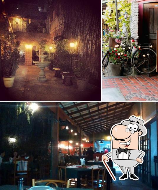 A exterior e interior do restaurante
