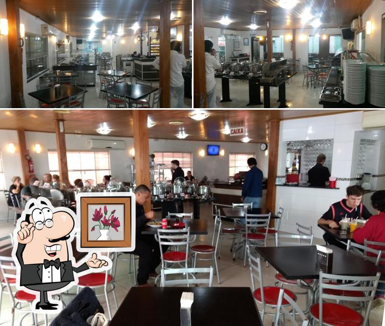 Sente em uma das mesas no Casa das Sopas