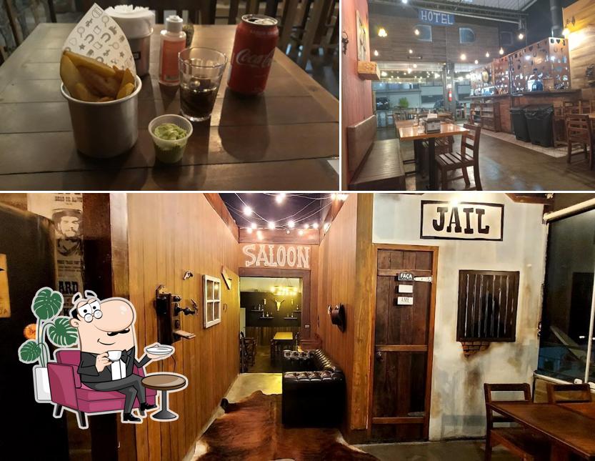 Sente em uma das mesas no Velho Burger Capuava