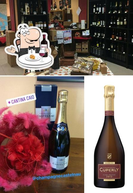 Ordina un bicchiere di vino a Enoteca Cantina Caio - Vendita Vino Sfuso Novara - Champagne - Distillati - Birre Artigianali