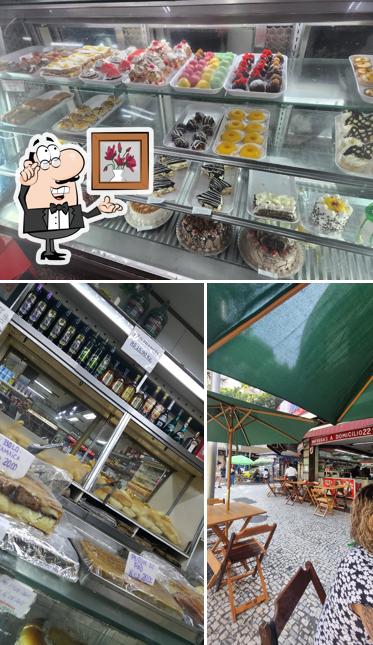 Sente em uma das mesas no Confeitaria Rio Lisboa