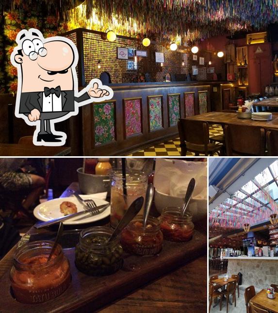 Sente em uma das mesas no Tatu Bola Bar