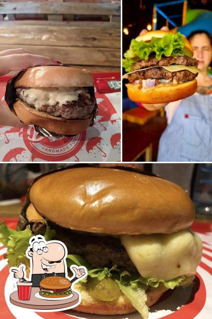 Deguste um dos hambúrgueres servidos no Beat Burger