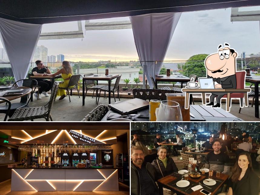 Sente em uma das mesas no Boussolé Rooftop