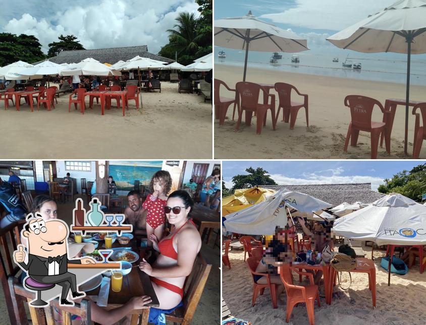 Sente em uma das mesas no Cabana Itaóca