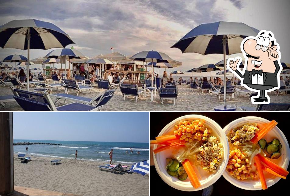 La foto della interni e cibo di Vittoria Beach Bar