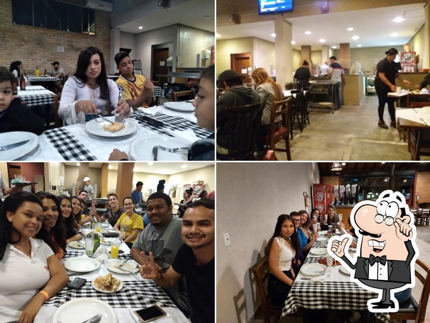 Sente em uma das mesas no San Pietro Pizzaria