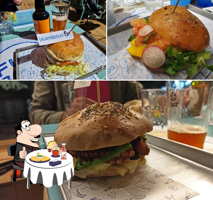 Gustati uno dei tipi di hamburger serviti a Fud Bocs