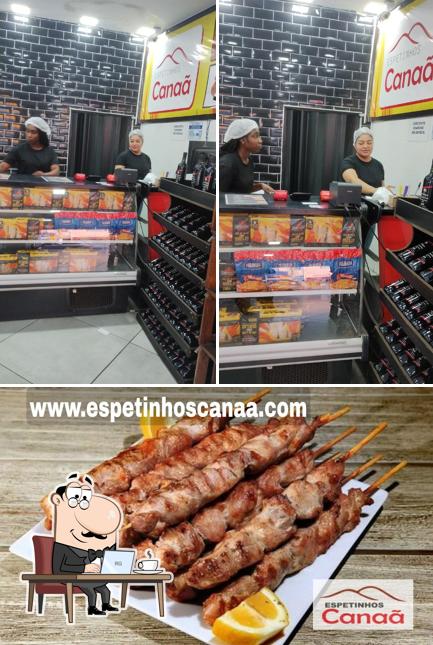 Entre diferentes coisas, interior e comida podem ser encontrados no Espetinhos Canaã
