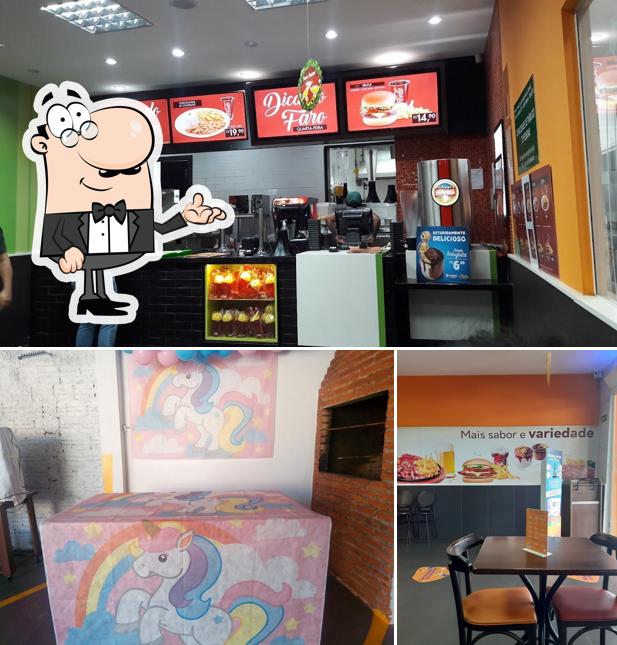 Sente em uma das mesas no Giraffas Hiper Primato Supermercado