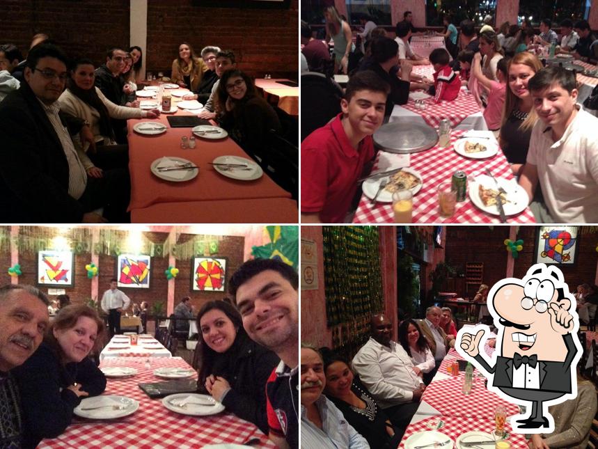 Sente em uma das mesas no Pizzaria Marcoluccio - Pizzaria em Santana