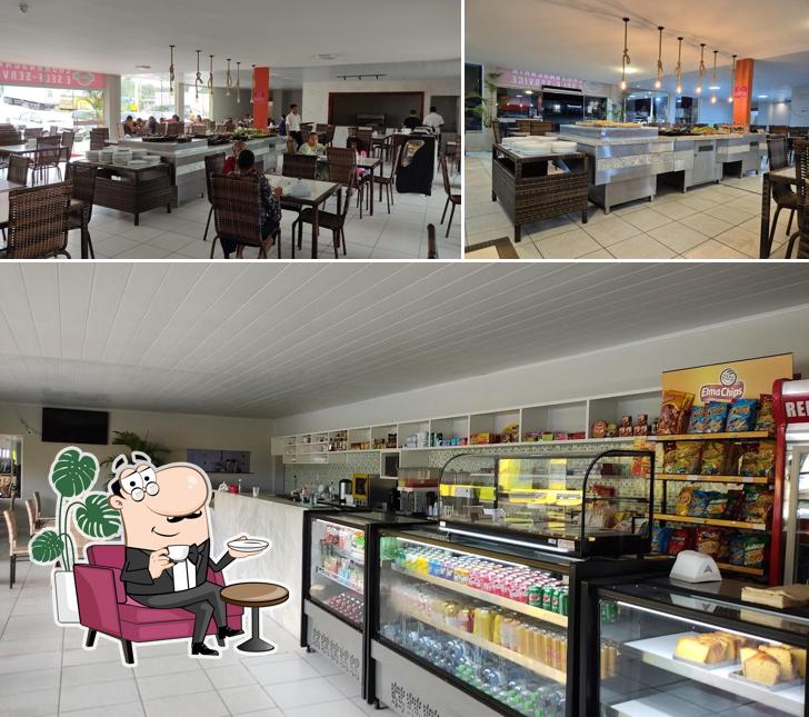 Sente em uma das mesas no CHURRASCARIA ESTRELA DO SUL - RESTAURANTE - LANCHONETE - CONVENIÊNCIA