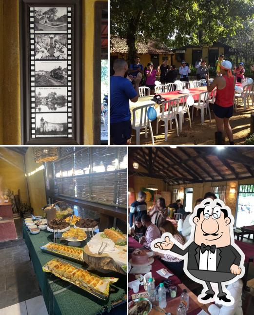Sente em uma das mesas no Taberna Tinguá