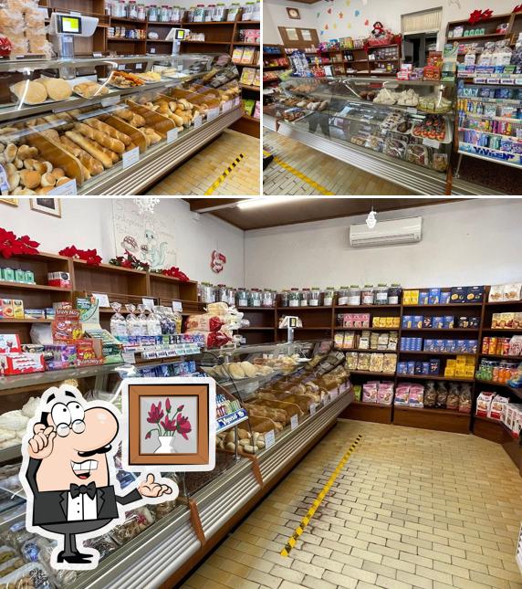 Dai un’occhiata alla immagine che mostra la interni e cibo di Panificio Caissutti